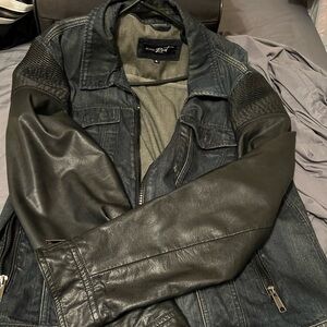 Men’s blue jean jack with leather sleeves